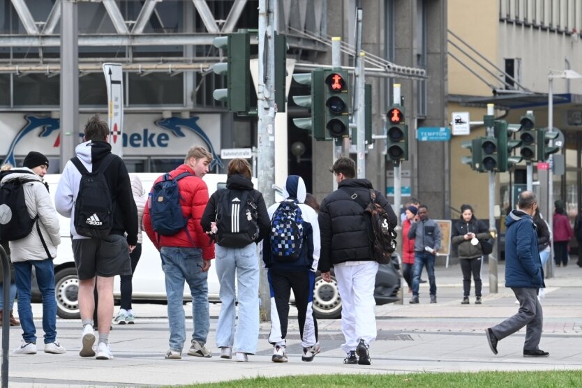 Fast ein Drittel aller Wege legen die Chemnitzerinnen und Chemnitzer zu Fuß zurück, haben wissenschaftliche Erhebungen ergeben. Laut Entwurf des Mobilitätsplans 2040 soll Fußgängern bei der Verkehrsplanung künftig ebenso viel Augenmerk geschenkt werden wie anderen Verkehrsteilnehmern. 