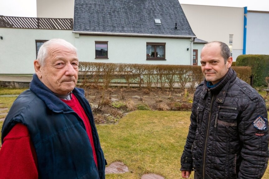 Streit unter Nachbarn: Anwohner wollen Firmen-Anbau verhindern - Klaus Budde (l.) und Udo Süß wohnen unmittelbar neben der Firma Oertel. Sie und weitere Anwohner klagen über Lärm und Erschütterungen. Und der Abstand zur Produktionshalle könnte noch deutlich geringer werden. 