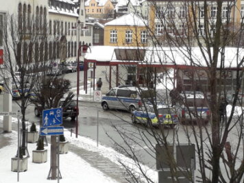 Streit wegen fehlender Maske war Auslöser für Polizeieinsatz in Imbiss am Auer Postplatz - Fünf Polizeifahrzeuge und ein Rettungswagen sind am Montagmittag zu einem Döner-Laden ausgerückt.