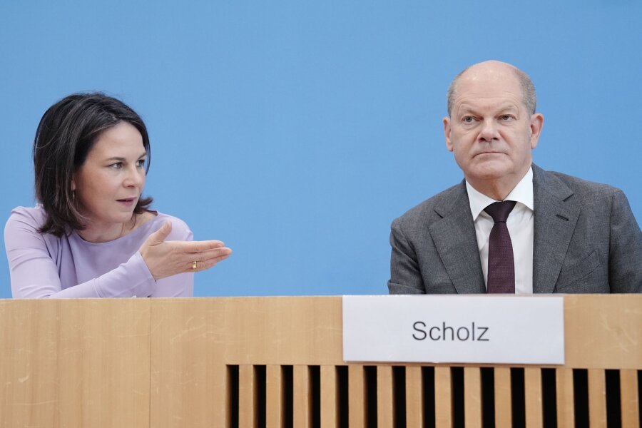 Streit wegen Plänen für Russland-Sanktionen - Die deutsche Positionierung zu geplanten neuen Russland-Sanktion der EU sorgt für Unstimmigkeiten zwischen Außenministerin Baerbock (l) und Bundeskanzler Scholz.