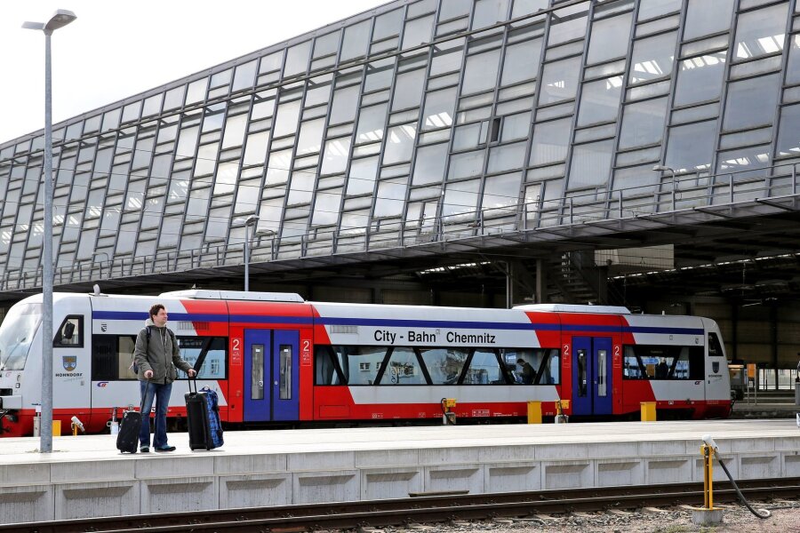 Streit zwischen GDL und City-Bahn: Gewerkschaft unterlegen - Ein Dieseltriebwagen der City-Bahn Chemnitz GmbH fährt in den Hauptbahnhof Chemnitz (Sachsen).