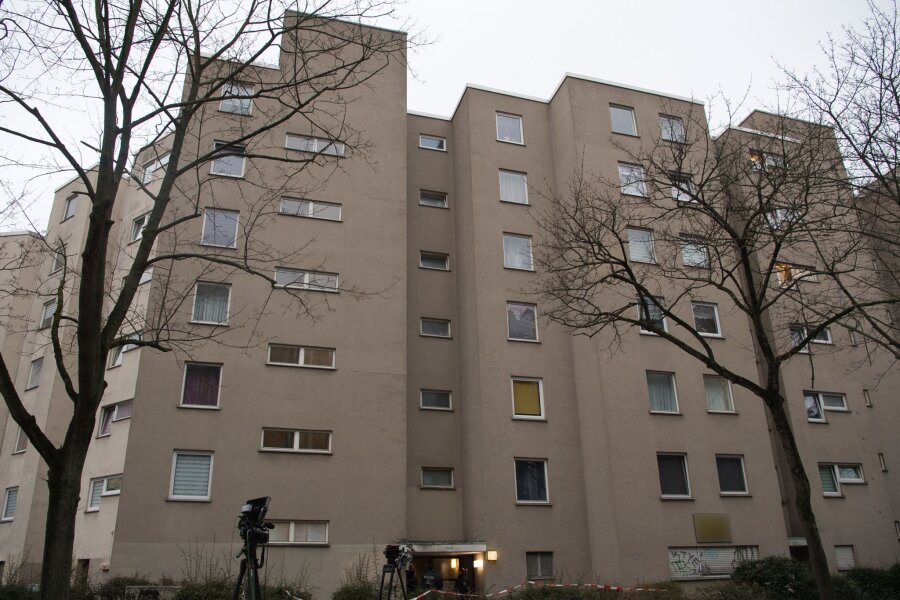 Streit zwischen Polizeigewerkschaften über Fehler - Blick auf ein Mehrfamilienhaus im Berliner Stadtteil Kreuzberg, in dem die frühere RAF-Terroristin Daniela Klette gewohnt haben soll.