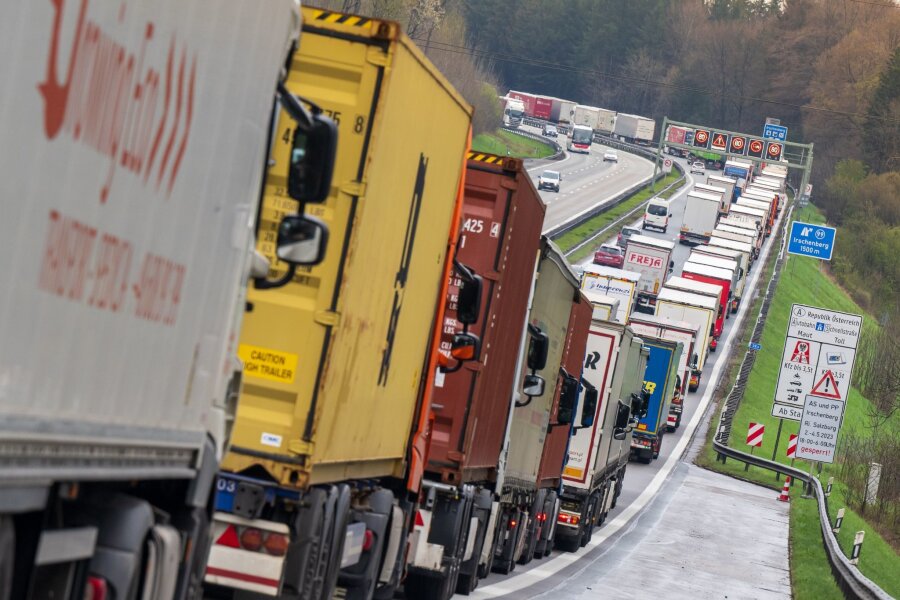 Strengere CO2-Regeln für Lkw und Busse in der EU - Hunderte LKW stehen auf der A8: Für Busse und Lastwagen in der EU gelten künftig strengere CO2-Vorgaben.