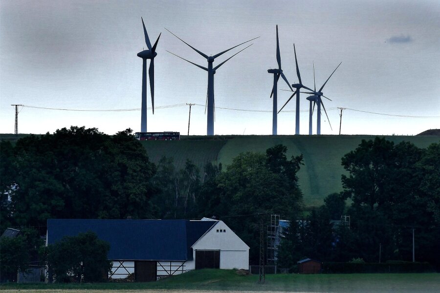 Striegistal setzt bei Windkraft auf geregelte Leistungssteigerung - Blick vom Gewerbegebiet Berbersdorf über Schmalbach zum Windpark am Saubusch.