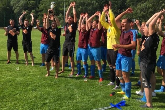 Striegistaler jubeln nach toller Saison - Mit vier Punkten Vorsprung wurden die Kicker der SG Striegistal Staffelsieger in der Kreisliga. 