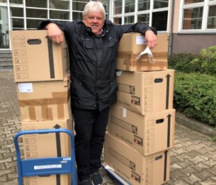 Striegistalradweg: 80 Aktenordner für die nächste Etappe - Hainichens Oberbürgermeister Dieter Greysinger hat zehn Kisten mit Unterlagen für den Striegistalradweg abgegeben.