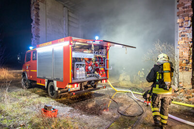 Strohballen brennen in Niederdorfer Lagerhalle ab - In einer offen stehenden Lagerhalle in Niederdorf ist in der Nacht zu Montag ein Feuer ausgebrochen. 