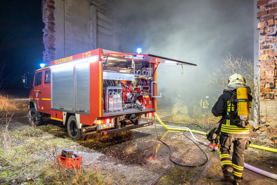 Strohballen brennen in Niederdorfer Lagerhalle ab - In einer offen stehenden Lagerhalle in Niederdorf ist in der Nacht zu Montag ein Feuer ausgebrochen. 
