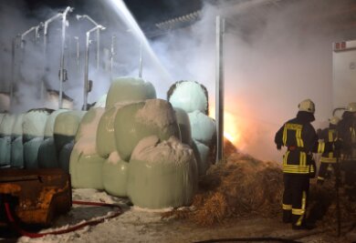 Strohhalle auf Aitzendorfer Reiterhof wird Opfer der Flammen - 
