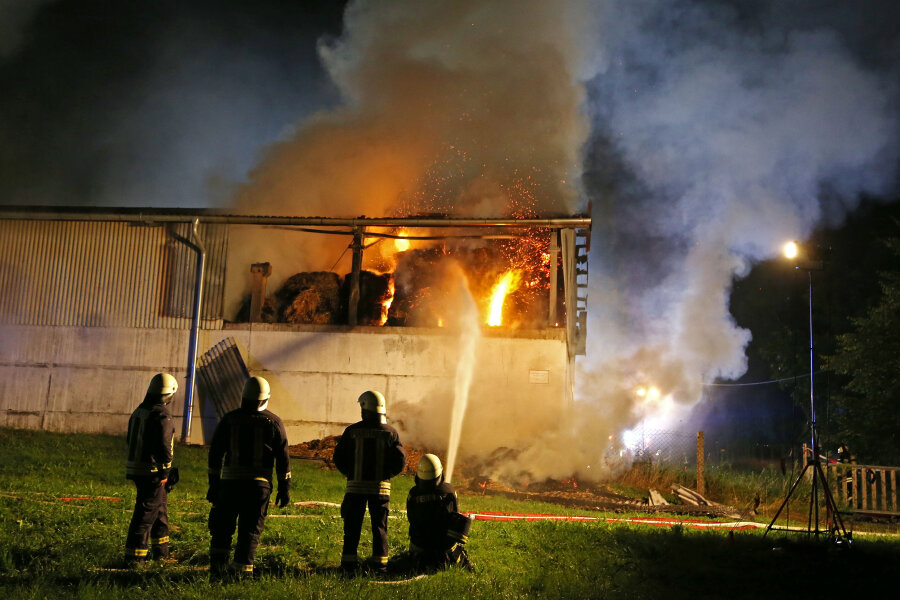 Strohlager in Meerane in Flammen - 350.000 Euro Schaden - Tausende Strohballen standen in Flammen.