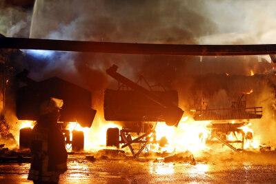 Strohlager in Oberwiera steht in Flammen - In der Nacht zu Dienstag brannte in Neukirchen ein Strohlager.