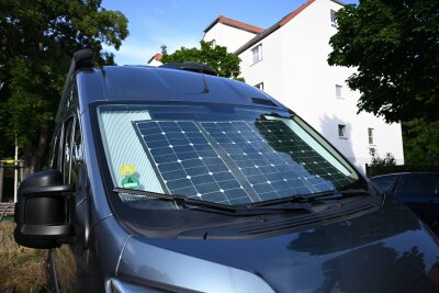 Strom für alle Fälle: Die passende Powerstation finden - Energie vom Himmel: Eine mobile Solaranlage sorgt in einem Wohnmobil für frisch geladene Akkus.