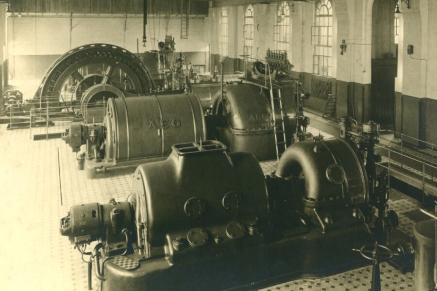 Strom für den Bergbau und die Stadt - Blick in die Elektrozentrale des Vertrauenschachtes mit zwei Schwungradgeneratoren für die Stromerzeugung (im Hintergrund); vor 1917). 