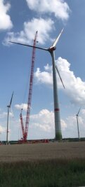 "Strom muss erneuerbar sein" - In Swatte Poele in Niedersachsen errichtet das Unternehmen aus Großschirma derzeit diese 200 Meter hohen Anlagen mit vier Megawatt Nennleistung. 