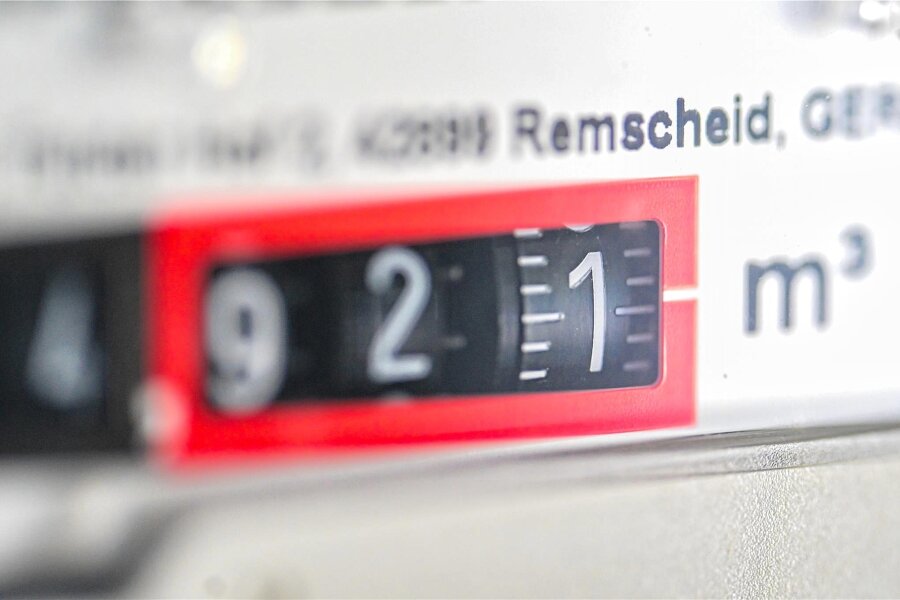 Strom und Gas: Stadtwerke Freiberg senken Preise ab Januar 2024 - Ein Gaszähler für eine Gasheizung in einem Privathaus: Für Freiberger Kunden sollen ab Januar die Preise für Erdgas fallen (Symbolbild).