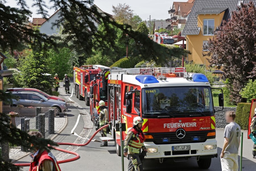 Stromausfall und Brand in Hohenstein-Ernstthal: 150 Feuerwehrleute im XXL-Einsatz - Mit 25 Fahrzeugen und 150 Einsatzkräften ist die Feuerwehr am 1. Mai in Hohenstein-Ernstthal vor Ort.