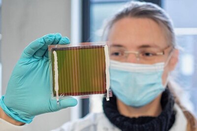 Stromgewinnung leichter gemacht - Perowskit-Solarzellen-Module dürften in Zukunft bei ähnlichen Wirkungsgraden viel einfacher und preiswerter als die heute meist verwendeten Siliziumzellen hergestellt werden können. 