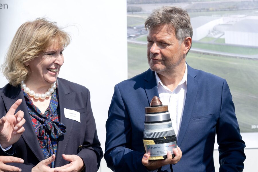 Stromleitung zwischen Deutschland und Großbritannien im Bau - Bundeswirtschaftsminister Robert Habeck und Julia Prescot, die Vorsitzende der Projektgesellschaft Neuconnect, in Wilhelmshaven.