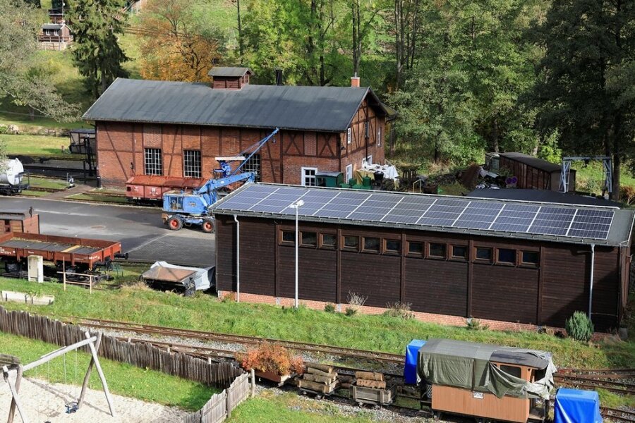 Die vom Museumsgelände aus "unsichtbaren" Solarmodule sind auf der Sonnenseite des Dachs von Werkstatt und Depothalle montiert. 
