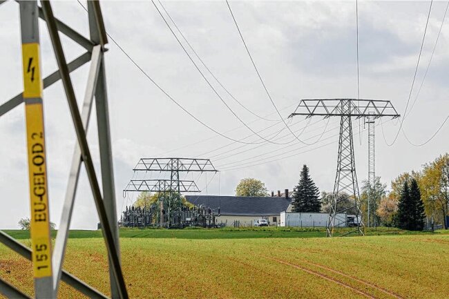 Stromtrasse bei Lunzenau: OVG entscheidet noch 2023 über Bau - Zwischen den Umspannwerken in Oberelsdorf und Röhrsdorf soll eine Stromtrasse gebaut werden. Doch die geplante Trasse sorgt für Widerstand, darunter in Penig und Tauscha. 