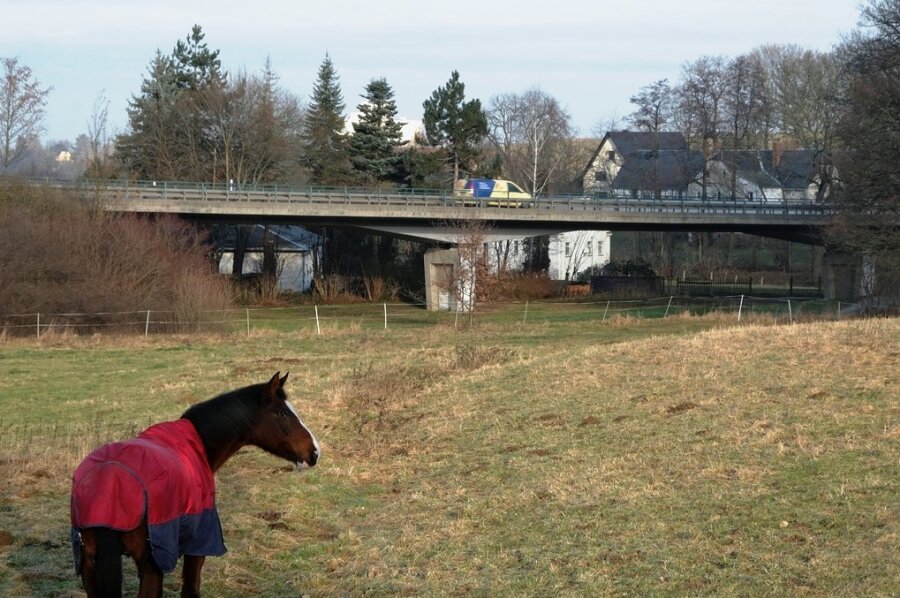 Bei diesem Bild soll es bleiben. Im Bereich der Brücke auf der Ortsumgehung in Oberneumark kommt das Hochspannungskabel aufgrund der unmittelbaren Nähe zur Wohnbebauung unter die Erde.
