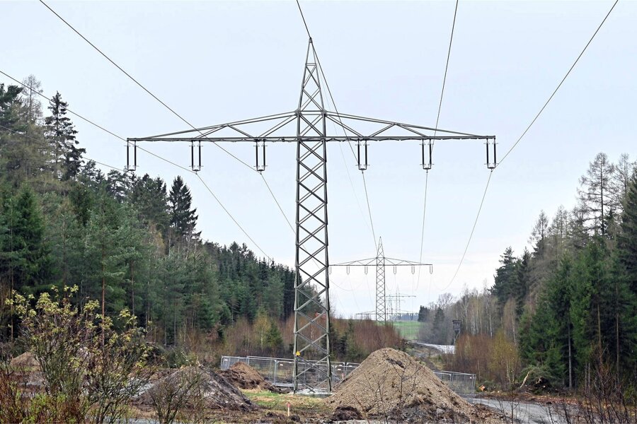 Stromtrasse zwischen Marieney und Gunzen wird erneuert - Die Stromtrasse zwischen Marieney und Gunzen wird erneuert.