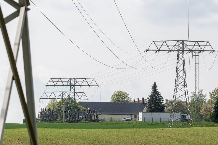Vom Elsdorfer Umspannwerk aus soll eine Stromtrasse gebaut werden. Tauschaer Bürger haben gegen die Landesdirektion geklagt, die eine Freileitungsvariante genehmigt hat. Sie fordern ein Erdkabel. 
