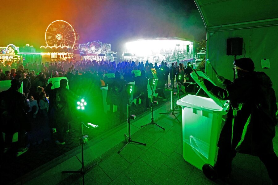 Strumpffest: Oberlungwitzer erleben spektakuläre abendliche Trommelschläge statt Feuerwerk und Gewitter - Die LED-Trommelshow „Rabazz" begeisterte am späten Samstagabend die Besucher auf dem Festplatz.