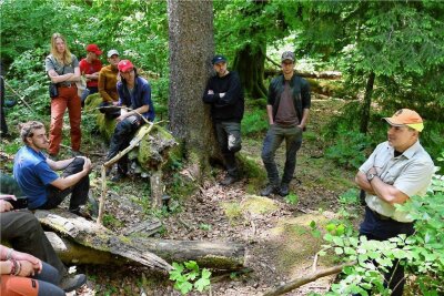 Studenten auf Exkursion im Eibenstocker Revier - Andreas Pommer erklärt im Naturschutzgebiet Riedert bei Eibenstock, wie sich ein Wald allein regeneriert. 
