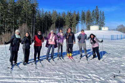 Studenten aus Ägypten erleben im Erzgebirge ersten richtig kalten Winter - Ägyptische Studentinnen haben in Eibenstock beim Skifahren erste Erfahrungen mit richtigem Schnee gemacht. Sie kamen auf Einladung des Erzgebirgers Alexander Hodeck (dritter von rechts). 