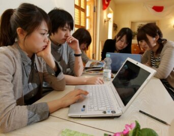 
              <p class="artikelinhalt">Die Studenten aus Japan wohnen zurzeit in der Jugendherberge in Lichtenstein. Per Internet informieren sie sich über die Ereignisse in ihrer Heimat. So erreichte auch Mari Ôuchi (20, vorn) ihre Familie. </p>
            