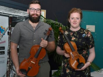 Studenten meistern Drama-Jahr - Philipp Koch aus dem Vogtland und Hannah Weidauer aus dem Erzgebirge widmeten sich in ihren Abschlussarbeiten dem vogtländischen Streichinstrumentenbau - und bauten eine Viola beziehungsweise Violine. 