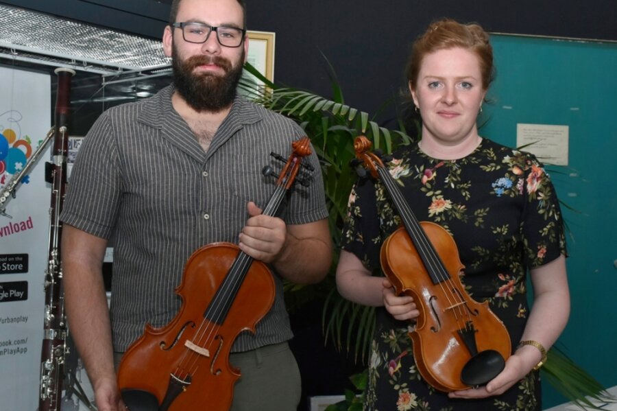 Studenten meistern Drama-Jahr - Philipp Koch aus dem Vogtland und Hannah Weidauer aus dem Erzgebirge widmeten sich in ihren Abschlussarbeiten dem vogtländischen Streichinstrumentenbau - und bauten eine Viola beziehungsweise Violine. 