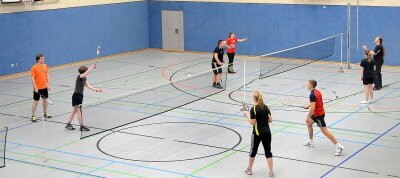 Studenten sind keine Sportmuffel - Am Dienstagabend spielen Studenten in der Lothar-Otto-Sporthalle an der Feldstraße Badminton.