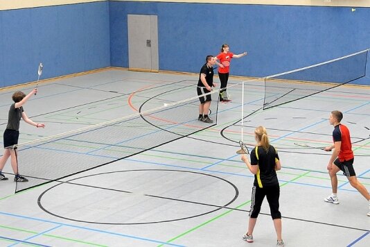 Studenten sind keine Sportmuffel - Am Dienstagabend spielen Studenten in der Lothar-Otto-Sporthalle an der Feldstraße Badminton.