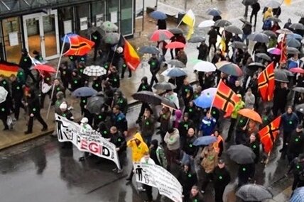 Studenten zählen: So viele Leute kommen wirklich zu Pegida - Die Pegida-Demonstration am 27. April in Dresden. Das Foto ist Teil einerBilderserie, mit der die Teilnehmerzahl ermittelt wurde. Jede Person wurde mit einem grünen Punkt markiert.