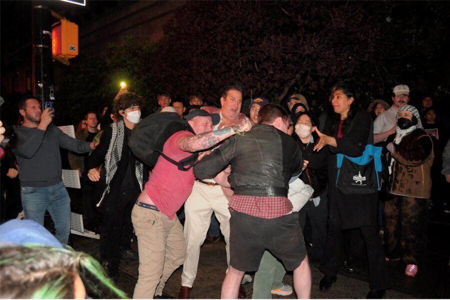 Studentenproteste in USA eskalieren - Auseinandersetzung zwischen propalästinensischen und proisraelischen Demonstranten an der Columbia University in New York.
