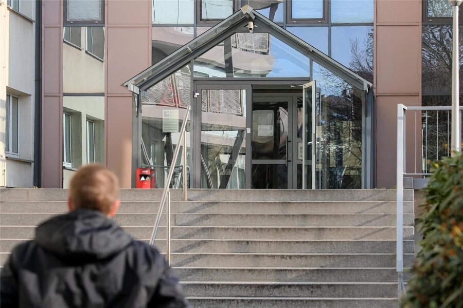 Studentenwerk bekommt Geld für die Modernisierung des Wohnheimes in Zwickau - Der Haupteingang zu den beiden Gebäuden des Studentenwohnheimes.