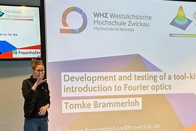 Studentin aus Zwickau hält Vortrag in Washington - Tomke Brammerloh präsentiert ihre Forschungsarbeiten in Washington in amerikanischer Gebärdensprache.