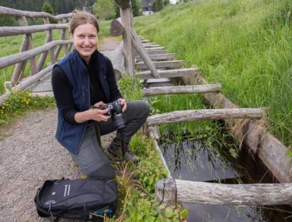 Studentin hilft bei Projektarbeit in Naturpark - Umweltpraktikantin Carla Prüfer fotografiert unter anderem auch im Schwarzwassertal. 