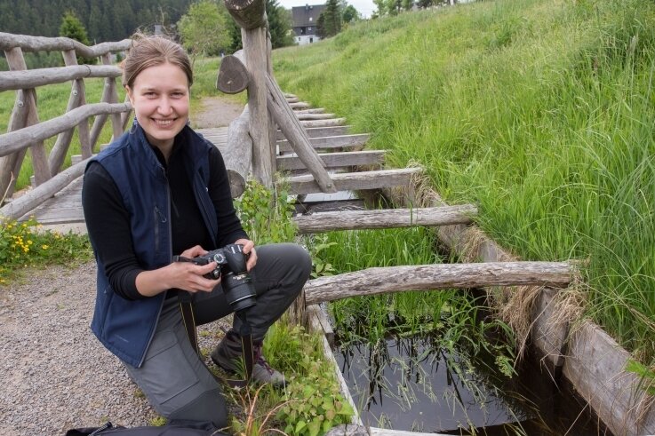 Studentin hilft bei Projektarbeit - Umweltpraktikantin Carla Prüfer fotografiert unter anderem auch im Schwarzwassertal. 