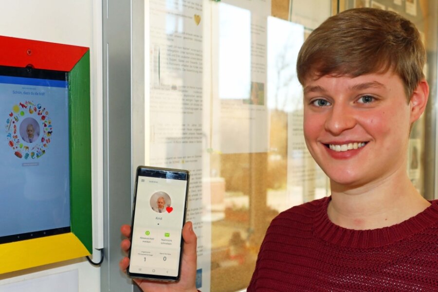 Studentin installiert Eltern-App - Luzie Schlegel installiert die Eltern-App, um die Kommunikation zwischen Eltern und Erzieherinnen zu erleichtern