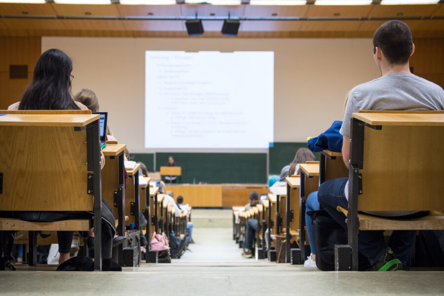 Studentinnen: Nur ein Drittel fühlt sich in Zwickau richtig sicher - 88 Prozent der Studierenden an der Westsächsischen Hochschule (WHZ) würden Zwickau als Studienort weiterempfehlen.
