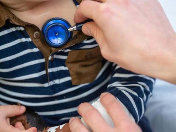            Ein Arzt untersucht ein Kind mit einem Stethoskop. Auffallend viele Kinder machen seit einigen Wochen Atemwegsinfekte durch, die eigentlich erst in den Wintermonaten zu erwarten sind. Betroffen seien vor allem unter Sechsjährige.