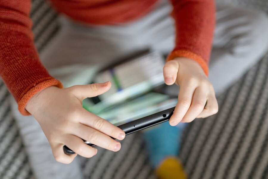 Studie: Mehr Kleinkinder haben Zugang zu digitalen Geräten - Ein Kleinkind mit Tablet.