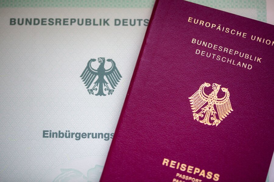 Studie: Skepsis gegenüber Migration wächst - Eine Einbürgerungsurkunde der Bundesrepublik Deutschland und ein deutscher Reisepass.