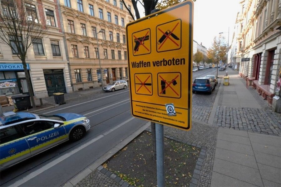 Studie: Waffenverbotszone in Leipzig hat Sicherheit kaum verbessert - Ein Schild in der Leipziger Eisenbahnstraße zeigt, welche Gegenstände hier nicht mitgeführt werden dürfen. 