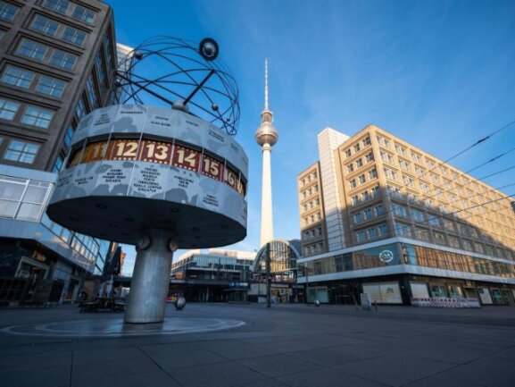 Studien: Maßnahmen gegen Corona verhinderten viele Tote -  
          Mitte April in Berlin: Der Alexanderplatz ist fast menschenleer.