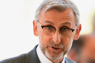 Stühlerücken im sächsischen Innenministerium: Wie Schuster sein Ressort umbaut - Armin Schuster - SächsischerInnenminister