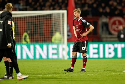 Stürmer Daferner als Leihgabe zurück zu Dynamo Dresden - Der Nürnberger Christoph Daferner (r) ist nach der 0:1-Niederlage bedient.